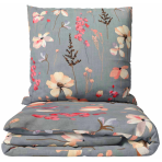Pussilakanasetti „Fleurine“. Harmaa pussilakanasetti, 140x200 cm, 150x210 cm, 160x200 cm, 180x200 cm, 200x200 cm, 200x220 cm, 230x220 cm. Harmaa vuodevaatesetti pastellisella kukka- ja marjakuviolla