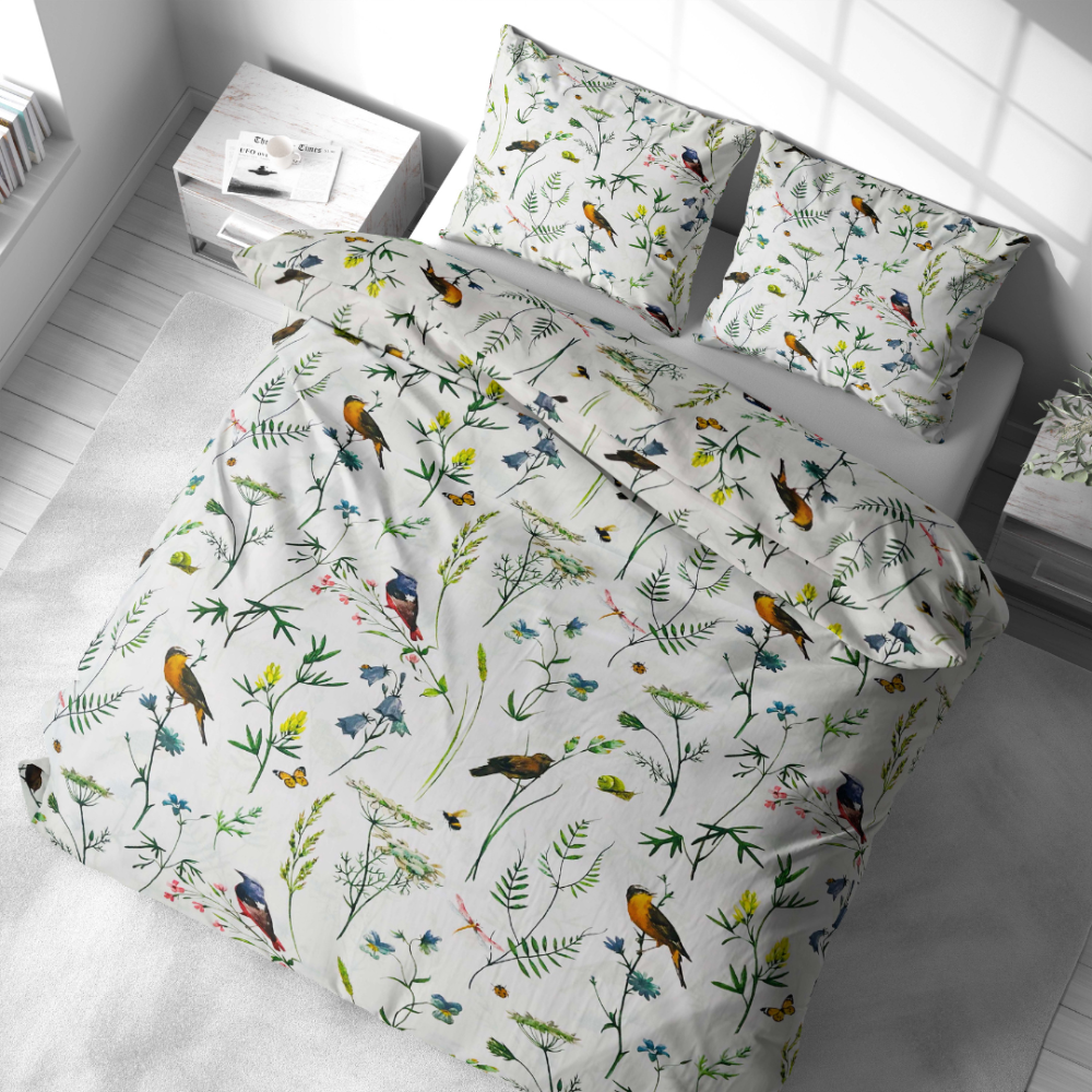 Pussilakanasetti „Song Nest“. Puuvilla pussilakanasetti, 140x200 cm, 200x200 cm, 200x220 cm, 220x240 cm. Vaalea puuvilla piirretyillä yksityiskohdilla – keltaiset talventörröttäjät, siniset kukkaset ja hennot vihreät lehdet valkoisella taustalla.