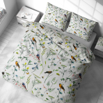 Pussilakanasetti „Song Nest“. Puuvilla pussilakanasetti, 140x200 cm, 200x200 cm, 200x220 cm, 220x240 cm. Vaalea puuvilla piirretyillä yksityiskohdilla – keltaiset talventörröttäjät, siniset kukkaset ja hennot vihreät lehdet valkoisella taustalla.