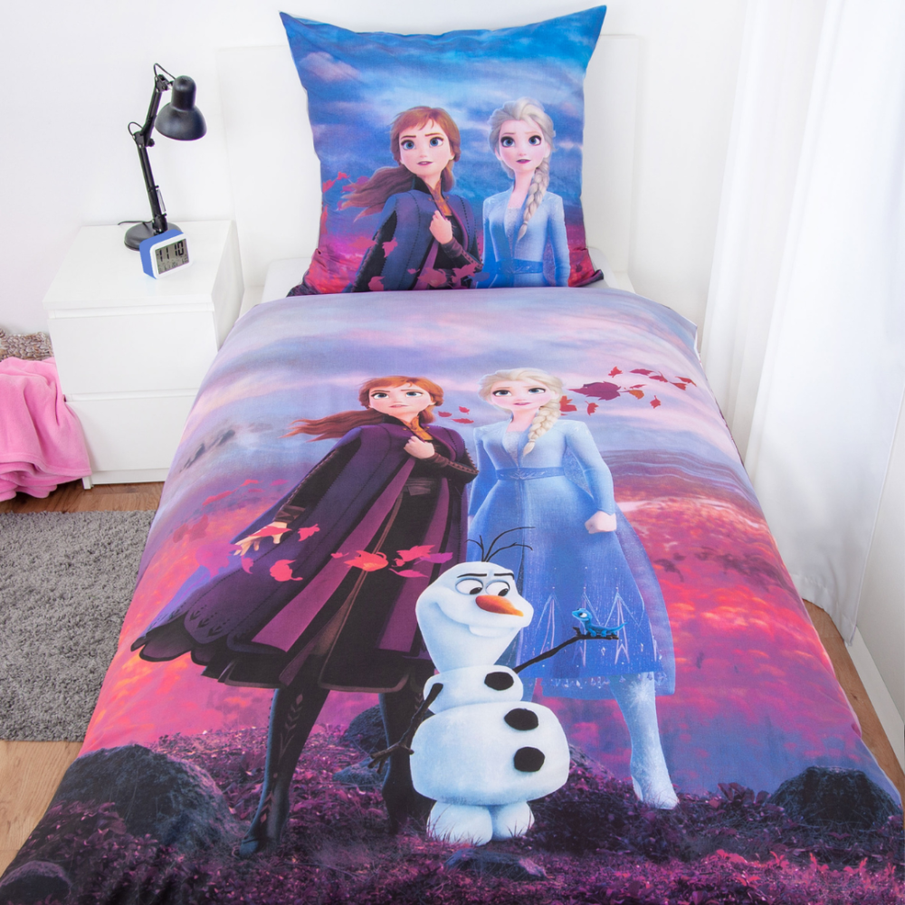 Pussilakanasetti „Frozen“. Puuvilla pussilakanasetti, 135x200 cm. „frozen“-kuosi, jossa anna, elsa, olaf ja syksyn sävyinen tausta. Pussilakanasetti „Frozen“. Puuvilla pussilakanasetti, 135x200 cm. „frozen“-kuosi, jossa anna, elsa, olaf ja syksyn sävyinen tausta.