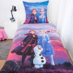 Pussilakanasetti „Frozen“. Puuvilla pussilakanasetti, 135x200 cm. „frozen“-kuosi, jossa anna, elsa, olaf ja syksyn sävyinen tausta. Pussilakanasetti „Frozen“. Puuvilla pussilakanasetti, 135x200 cm. „frozen“-kuosi, jossa anna, elsa, olaf ja syksyn sävyinen tausta.
