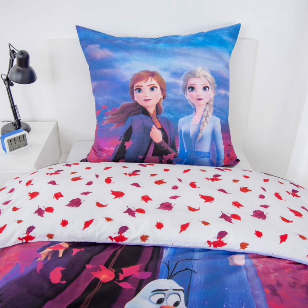 Pussilakanasetti „Frozen“. Puuvilla pussilakanasetti, 135x200 cm. Valkoinen kaksipuolinen pussilakanasetti punaisilla, violeteilla ja oransseilla lehtikuvioilla. Pussilakanasetti „Frozen“. Puuvilla pussilakanasetti, 135x200 cm. Valkoinen kaksipuolinen pussilakanasetti punaisilla, violeteilla ja oransseilla lehtikuvioilla.