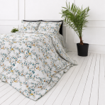 Pussilakanasetti „Garden Bliss“. Pussilakanasetti Kasveilla, 140x200 cm, 200x200 cm, 200x220 cm. Vuodevaatesetti valkoisella pohjalla, teal-sävyisillä lehdillä ja pienillä kukilla.