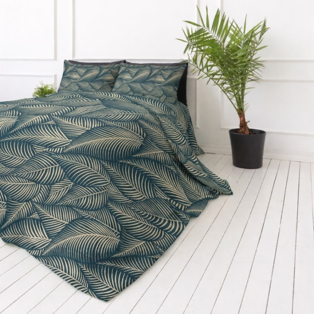 Pussilakanasetti „Infinite Calm“. Vihreä pussilakanasetti, 140x200 cm, 150x210 cm, 160x200 cm, 180x200 cm, 200x200 cm, 200x220 cm, 230x220 cm. Ylellinen tummanvihreä vuodevaatesetti hohtavilla lehtikuvioilla