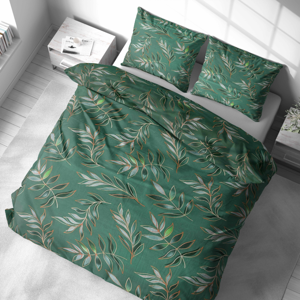 Pussilakanasetti „Jade Leaves“. Puuvilla pussilakanasetti, 140x200 cm, 200x200 cm, 200x220 cm, 220x240 cm. Erilaisten lehtikontuurien ja siluettien esitys kultaisissa ja kuparinvärisissä vedoissa tummanvihreällä pohjalla.