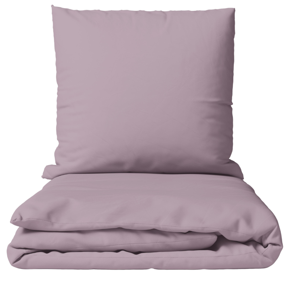 Pussilakanasetti „Keepsake Lilac“. Puuvilla pussilakanasetti, 140x200 cm, 200x200 cm, 200x220 cm. Tämä vuodevaatesetti, jossa on hieno vaaleanlilainen sävy, joka muistuttaa laventelin väriä, luo rauhallisuuden ja kodikkuuden tunteen.