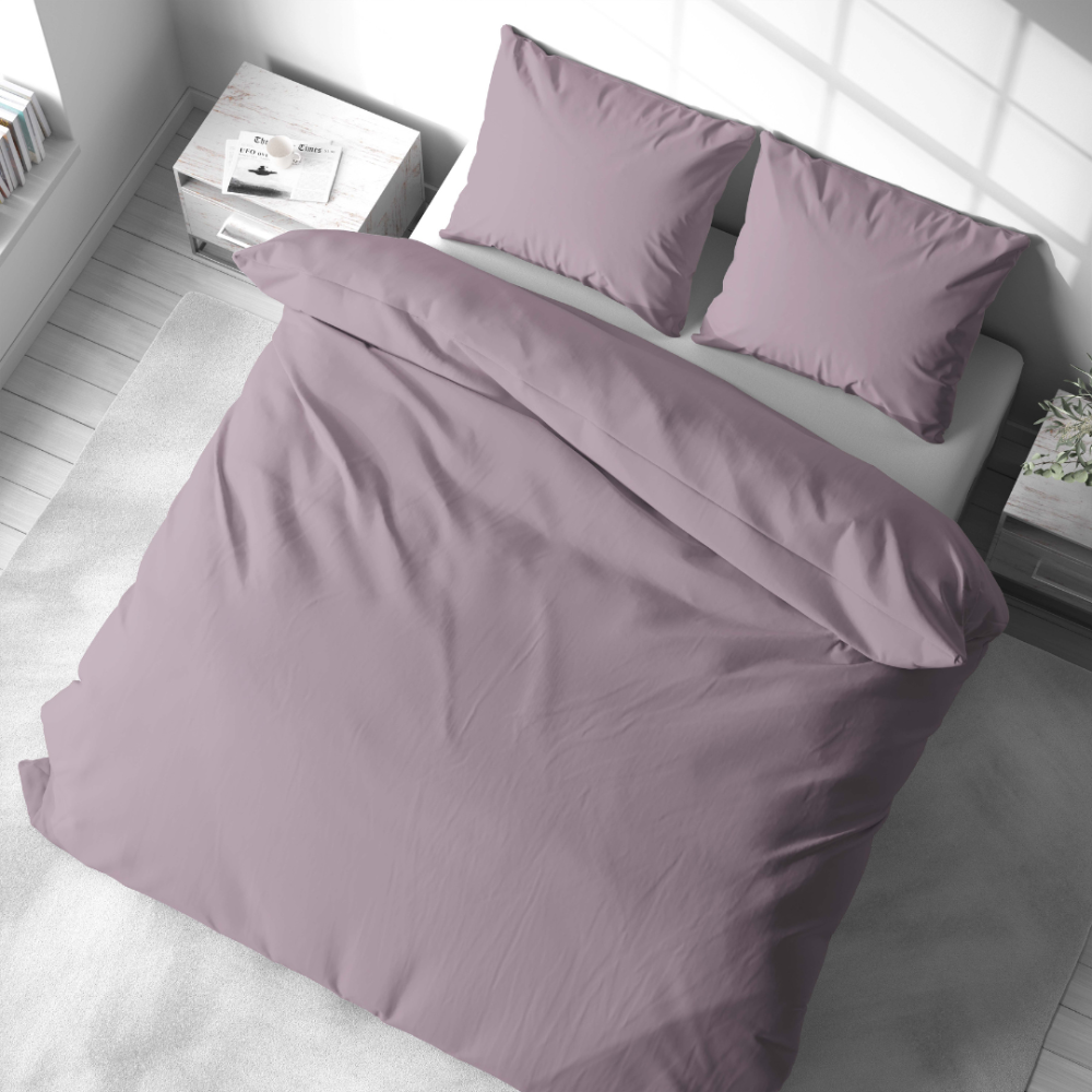 Pussilakanasetti „Keepsake Lilac“. Puuvilla pussilakanasetti, 140x200 cm, 200x200 cm, 200x220 cm. Hellä ja rauhallinen laventelin väri tuo tälle vuodevaatesetille lämpöä ja eleganssia makuuhuoneeseesi.