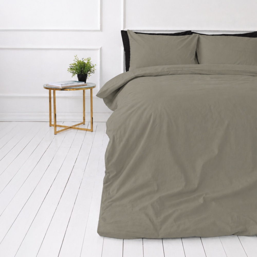 Pussilakanasetti „Khaki Grey“. Yksivärinen pussilakana, 140x200 cm, 150x210 cm, 160x200 cm, 180x200 cm, 200x200 cm, 200x220 cm, 240x220 cm. Minimalistinen harmaan khakin sävyinen vuodevaatesetti yhtenäisellä ilmeellä. Pussilakanasetti „Khaki Grey“. Yksivärinen pussilakana, 140x200 cm, 150x210 cm, 160x200 cm, 180x200 cm, 200x200 cm, 200x220 cm, 240x220 cm. Minimalistinen harmaan khakin sävyinen vuodevaatesetti yhtenäisellä ilmeellä.