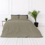 Pussilakanasetti „Khaki Grey“. Yksivärinen pussilakana, 140x200 cm, 150x210 cm, 160x200 cm, 180x200 cm, 200x200 cm, 200x220 cm, 240x220 cm. Hienostunut khakinharmaa vuodevaatemalli moderniin makuuhuoneeseen. Pussilakanasetti „Khaki Grey“. Yksivärinen pussilakana, 140x200 cm, 150x210 cm, 160x200 cm, 180x200 cm, 200x200 cm, 200x220 cm, 240x220 cm. Hienostunut khakinharmaa vuodevaatemalli moderniin makuuhuoneeseen.