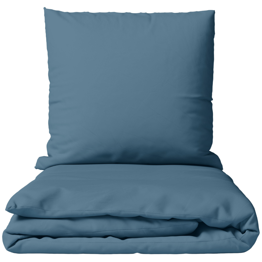 Pussilakanasetti „Yale Blue“. Yksivärinen pussilakana, 140x200 cm, 150x210 cm, 160x200 cm, 180x200 cm, 200x200 cm, 200x220 cm, 240x220 cm. Yksivärinen vuodevaatesetti hillityssä sinisessä sävyssä ilman kuvioita. Pussilakanasetti „Yale Blue“. Yksivärinen pussilakana, 140x200 cm, 150x210 cm, 160x200 cm, 180x200 cm, 200x200 cm, 200x220 cm, 240x220 cm. Yksivärinen vuodevaatesetti hillityssä sinisessä sävyssä ilman kuvioita.