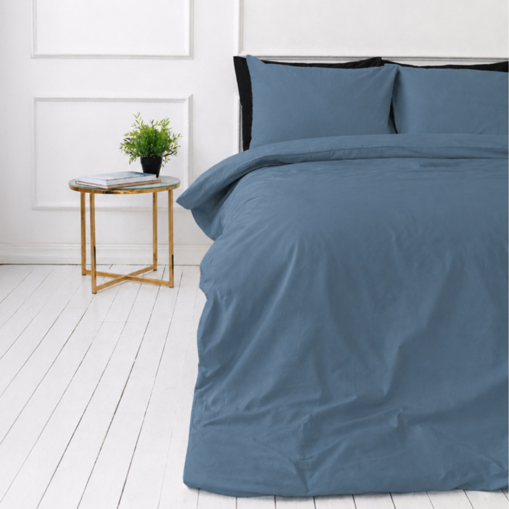 Pussilakanasetti „Yale Blue“. Yksivärinen pussilakana, 140x200 cm, 150x210 cm, 160x200 cm, 180x200 cm, 200x200 cm, 200x220 cm, 240x220 cm. Minimalistinen harmaansininen vuodevaatesetti yhtenäisellä ilmeellä. Pussilakanasetti „Yale Blue“. Yksivärinen pussilakana, 140x200 cm, 150x210 cm, 160x200 cm, 180x200 cm, 200x200 cm, 200x220 cm, 240x220 cm. Minimalistinen harmaansininen vuodevaatesetti yhtenäisellä ilmeellä.