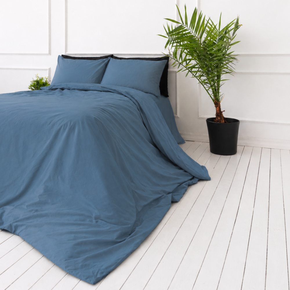 Pussilakanasetti „Yale Blue“. Yksivärinen pussilakana, 140x200 cm, 150x210 cm, 160x200 cm, 180x200 cm, 200x200 cm, 200x220 cm, 240x220 cm. Täyteläisen yale-sininen vuodevaatesetti moderniin makuuhuoneeseen. Pussilakanasetti „Yale Blue“. Yksivärinen pussilakana, 140x200 cm, 150x210 cm, 160x200 cm, 180x200 cm, 200x200 cm, 200x220 cm, 240x220 cm. Täyteläisen yale-sininen vuodevaatesetti moderniin makuuhuoneeseen.