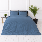 Pussilakanasetti „Yale Blue“. Yksivärinen pussilakana, 140x200 cm, 150x210 cm, 160x200 cm, 180x200 cm, 200x200 cm, 200x220 cm, 240x220 cm. Rauhallinen teräksensininen vuodevaatemalli pehmeän mattapintaisella sävyllä. Pussilakanasetti „Yale Blue“. Yksivärinen pussilakana, 140x200 cm, 150x210 cm, 160x200 cm, 180x200 cm, 200x200 cm, 200x220 cm, 240x220 cm. Rauhallinen teräksensininen vuodevaatemalli pehmeän mattapintaisella sävyllä.