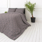 Pussilakanasetti „Ligomes“. Harmaa pussilakanasetti, 140x200 cm, 200x200 cm, 200x220 cm. Tyylikäs harmaan sävyinen vuodevaatesetti, jossa katseenvangitsevat vaaleanpunaiset ornamenttikuviot linjoissa – täydellinen valinta nykyaikaisen makuuhuoneen tunnelman luomiseen.