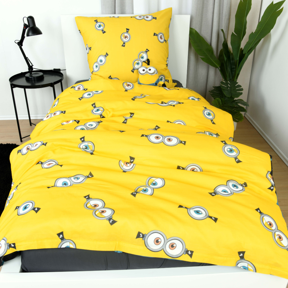Pussilakanasetti „Minions“. Puuvilla pussilakanasetti, 135x200 cm. Kaksipuolinen minions-design – keltainen pienkuvio ja mustansininen hahmokuvio