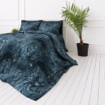 Pussilakanasetti „Nebula“. Kuvioitu pussilakanasetti, 140x200 cm, 150x210 cm, 160x200 cm, 180x200 cm, 200x200 cm, 200x220 cm, 240x220 cm. Sängynvaatesetti tummalla vesimarmori-designillaamoderni sängynvaatesetti syvänsinisellä kuviolla ja vaaleilla viivoilla