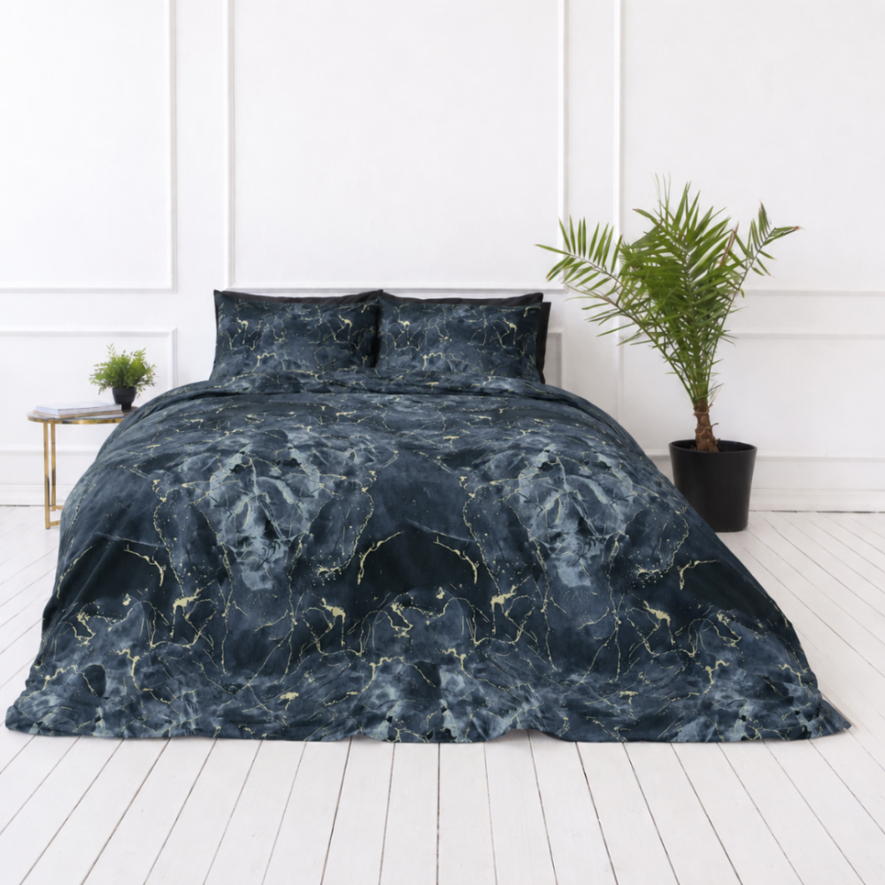 Pussilakanasetti „Nebula“. Kuvioitu pussilakanasetti, 140x200 cm, 150x210 cm, 160x200 cm, 180x200 cm, 200x200 cm, 200x220 cm, 240x220 cm. Asängynvaatesetti abstrakteilla tummilla marmorielementeillä