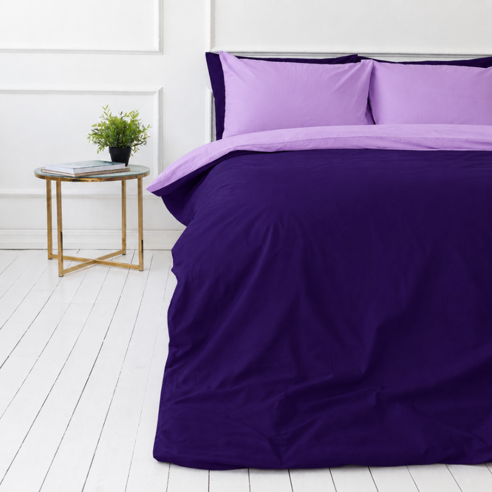 Pussilakanasetti „Orchid Pansy“. Violetti pussilakanasetti, 140x200 cm, 150x210 cm, 160x200 cm, 180x200 cm, 200x200 cm, 200x220 cm, 240x220 cm. Laventelinvärinen pussilakanasetti syvällä violetilla yksityiskohdalla. Pussilakanasetti „Orchid Pansy“. Violetti pussilakanasetti, 140x200 cm, 150x210 cm, 160x200 cm, 180x200 cm, 200x200 cm, 200x220 cm, 240x220 cm. Laventelinvärinen pussilakanasetti syvällä violetilla yksityiskohdalla.
