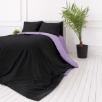 Pussilakanasetti „Ozai Orchid“. Violetti pussilakanasetti, 140x200 cm, 150x210 cm, 160x200 cm, 180x200 cm, 200x200 cm, 200x220 cm, 230x220 cm. Kaksipuolinen vuodevaatesetti mustalla ja pehmeällä laventelinvärillä.