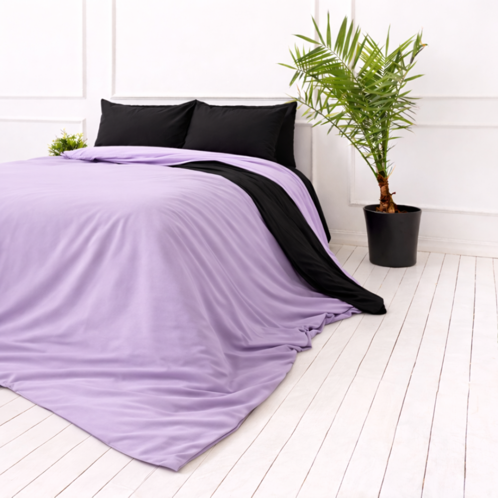 Pussilakanasetti „Ozai Orchid“. Violetti pussilakanasetti, 140x200 cm, 150x210 cm, 160x200 cm, 180x200 cm, 200x200 cm, 200x220 cm, 230x220 cm. Elegantti kaksipuolinen vuodevaatesetti mustana ja laventelinvärisenä.