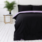 Pussilakanasetti „Ozai Orchid“. Violetti pussilakanasetti, 140x200 cm, 150x210 cm, 160x200 cm, 180x200 cm, 200x200 cm, 200x220 cm, 230x220 cm. Moderni kaksipuolinen vuodevaatesetti mustana laventelin aksentilla.