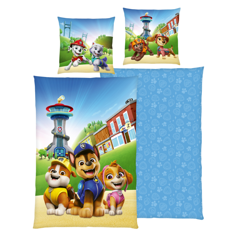 Pussilakanasetti „Paw Patrol Blue“. Puuvilla pussilakanasetti, 135x200 cm. Sininen vuodevaatesetti, jossa on ”paw patrol” -pentuja ja vihreitä kukkuloita. Pussilakanasetti „Paw Patrol Blue“. Puuvilla pussilakanasetti, 135x200 cm. Sininen vuodevaatesetti, jossa on ”paw patrol” -pentuja ja vihreitä kukkuloita.