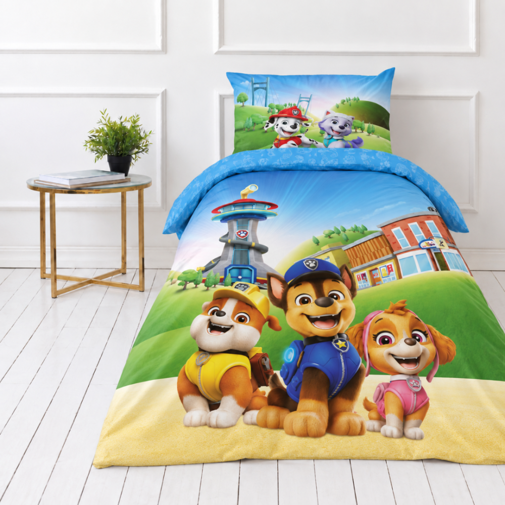 Pussilakanasetti „Paw Patrol Blue“. Puuvilla pussilakanasetti, 135x200 cm. Värikäs pentukuvio, jossa on sinisiä, keltaisia ja vaaleanpunaisia yksityiskohtia. Pussilakanasetti „Paw Patrol Blue“. Puuvilla pussilakanasetti, 135x200 cm. Värikäs pentukuvio, jossa on sinisiä, keltaisia ja vaaleanpunaisia yksityiskohtia.