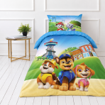 Pussilakanasetti „Paw Patrol Blue“. Puuvilla pussilakanasetti, 135x200 cm. Värikäs pentukuvio, jossa on sinisiä, keltaisia ja vaaleanpunaisia yksityiskohtia. Pussilakanasetti „Paw Patrol Blue“. Puuvilla pussilakanasetti, 135x200 cm. Värikäs pentukuvio, jossa on sinisiä, keltaisia ja vaaleanpunaisia yksityiskohtia.