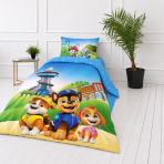 Pussilakanasetti „Paw Patrol Blue“. Puuvilla pussilakanasetti, 135x200 cm. Tyynyliina, jossa on pentuja, sininen taivas ja vihreä maisema. Pussilakanasetti „Paw Patrol Blue“. Puuvilla pussilakanasetti, 135x200 cm. Tyynyliina, jossa on pentuja, sininen taivas ja vihreä maisema.