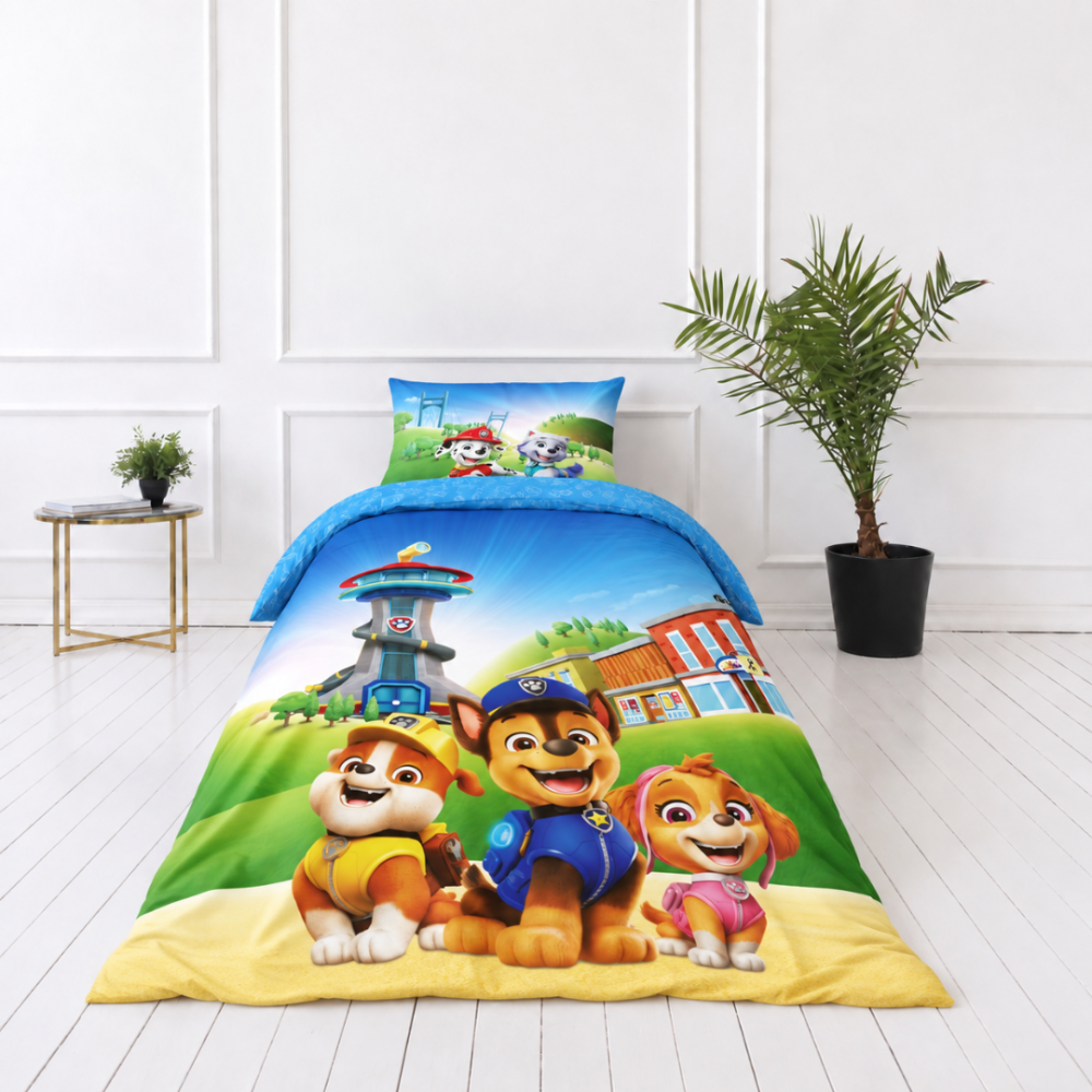 Pussilakanasetti „Paw Patrol Blue“. Puuvilla pussilakanasetti, 135x200 cm. Vuodevaatteiden sininen puoli, jossa on vaaleansinisiä tassunjälki- ja merkkikuvioita. Pussilakanasetti „Paw Patrol Blue“. Puuvilla pussilakanasetti, 135x200 cm. Vuodevaatteiden sininen puoli, jossa on vaaleansinisiä tassunjälki- ja merkkikuvioita.