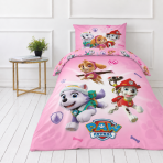 Pussilakanasetti „Paw Patrol Pink“. Puuvilla pussilakanasetti, 135x200 cm. Vaaleanpunaiset vuodevaatteet, joissa on skye, everest ja marshall sekä sininen ”paw patrol” -teksti.