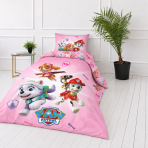 Pussilakanasetti „Paw Patrol Pink“. Puuvilla pussilakanasetti, 135x200 cm. Vaaleanpunainen tyynyliina, jossa on kolme pentua ja tassunjälkikuvioita.