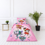 Pussilakanasetti „Paw Patrol Pink“. Puuvilla pussilakanasetti, 135x200 cm. Vuodevaatteiden vaaleanpunainen puoli, jossa toistuvat pentu-, luu- ja merkkikuviot.