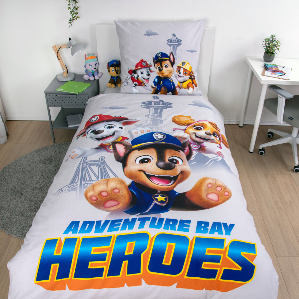 Pussilakanasetti „Paw Patrol“. Lasten pussilakanasetti, 135x200 cm. Harmaa kuosi, jossa vainu, samppa, kaja ja sinisiä yksityiskohtia. Pussilakanasetti „Paw Patrol“. Lasten pussilakanasetti, 135x200 cm. Harmaa kuosi, jossa vainu, samppa, kaja ja sinisiä yksityiskohtia.