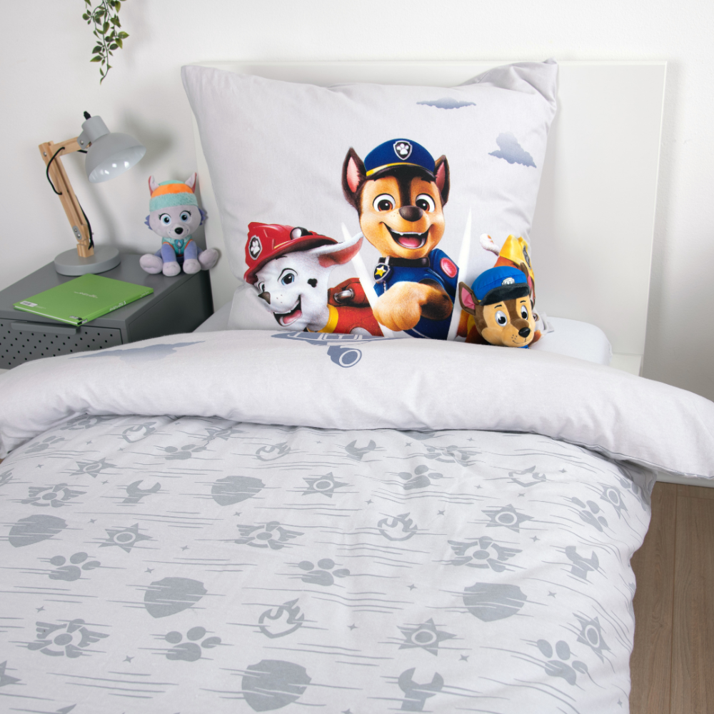 Pussilakanasetti „Paw Patrol“. Lasten pussilakanasetti, 135x200 cm. Harmaanvalkoinen kuosi, jossa tassunjälkiä, merkkejä ja ryhmä hau -symboleja. Pussilakanasetti „Paw Patrol“. Lasten pussilakanasetti, 135x200 cm. Harmaanvalkoinen kuosi, jossa tassunjälkiä, merkkejä ja ryhmä hau -symboleja.