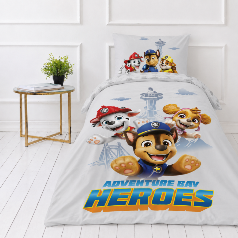Pussilakanasetti „Paw Patrol“. Puuvilla pussilakanasetti, 135x200 cm. Harmaa kuosi, jossa vainu, samppa, kaja ja sinisiä yksityiskohtia. Pussilakanasetti „Paw Patrol“. Puuvilla pussilakanasetti, 135x200 cm. Harmaa kuosi, jossa vainu, samppa, kaja ja sinisiä yksityiskohtia.