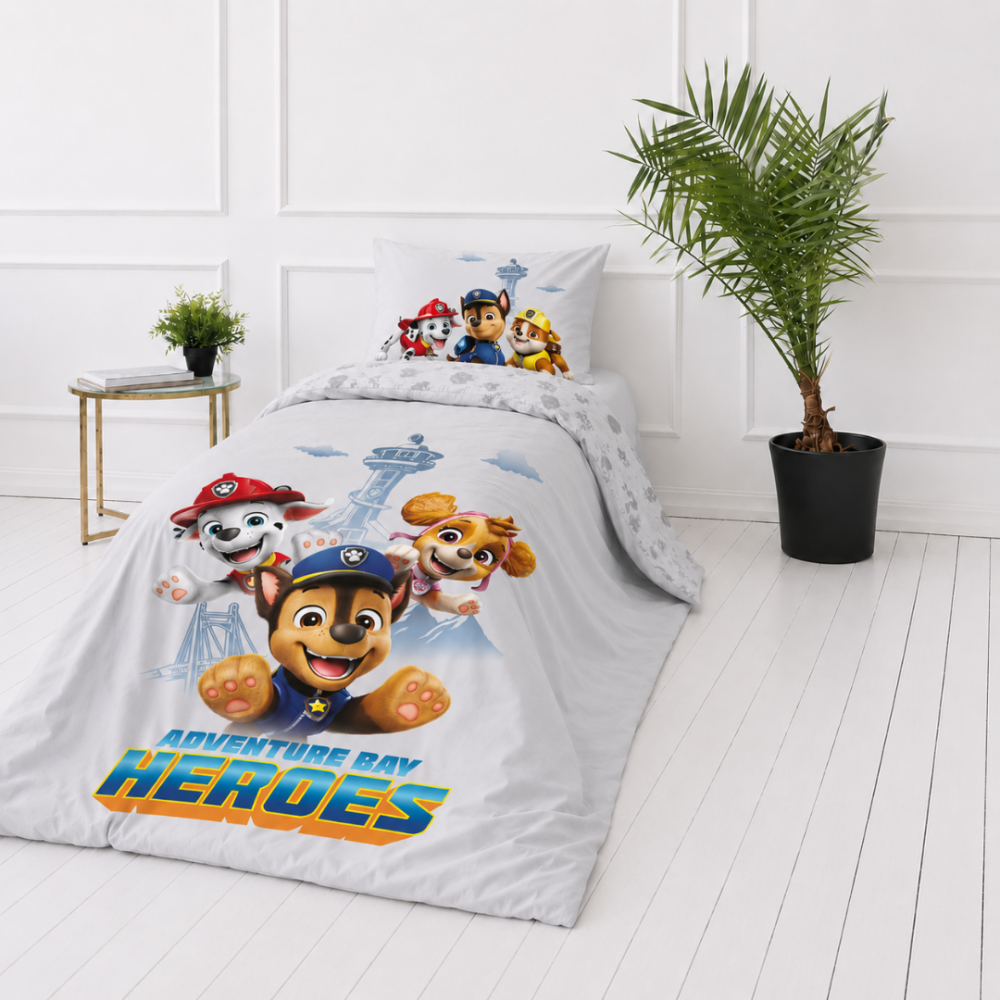 Pussilakanasetti „Paw Patrol“. Puuvilla pussilakanasetti, 135x200 cm. Vaalea pussilakanasetti ryhmä hau -hahmoilla ja tähystystornikuviolla. Pussilakanasetti „Paw Patrol“. Puuvilla pussilakanasetti, 135x200 cm. Vaalea pussilakanasetti ryhmä hau -hahmoilla ja tähystystornikuviolla.