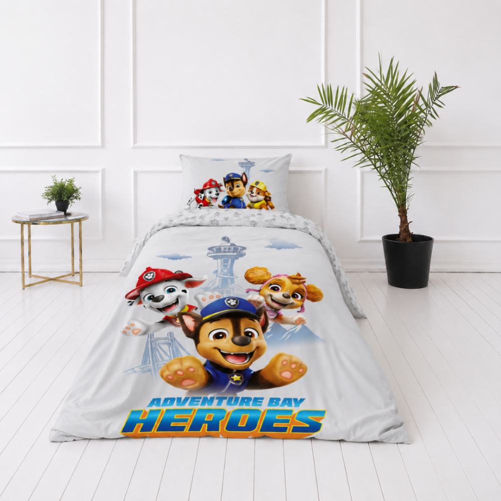 Pussilakanasetti „Paw Patrol“. Puuvilla pussilakanasetti, 135x200 cm. Harmaanvalkoinen kuosi, jossa tassunjälkiä, merkkejä ja ryhmä hau -symboleja. Pussilakanasetti „Paw Patrol“. Puuvilla pussilakanasetti, 135x200 cm. Harmaanvalkoinen kuosi, jossa tassunjälkiä, merkkejä ja ryhmä hau -symboleja.