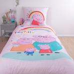 Pussilakanasetti „Peppa Pig“. Lasten pussilakanasetti, 135x200 cm. Pastellisävyinen kuosi, jossa peppa pig -hahmoja, värikkäitä sydämiä ja tähtiä. Pussilakanasetti „Peppa Pig“. Lasten pussilakanasetti, 135x200 cm. Pastellisävyinen kuosi, jossa peppa pig -hahmoja, värikkäitä sydämiä ja tähtiä.