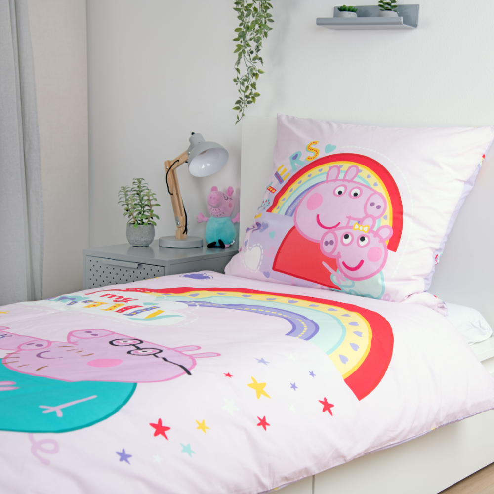 Pussilakanasetti „Peppa Pig“. Lasten pussilakanasetti, 135x200 cm. Violetti pussilakanasetti, jossa sateenkaaria, sydämiä ja värikäs „family“-kuosi. Pussilakanasetti „Peppa Pig“. Lasten pussilakanasetti, 135x200 cm. Violetti pussilakanasetti, jossa sateenkaaria, sydämiä ja värikäs „family“-kuosi.