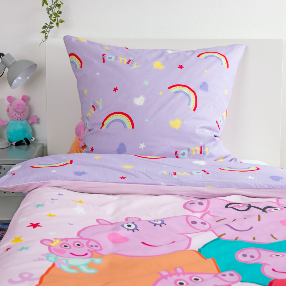Pussilakanasetti „Peppa Pig“. Lasten pussilakanasetti, 135x200 cm. Vaaleanpunainen kuosi, jossa peppa pig -perhe ja pastellisävyinen sateenkaari. Pussilakanasetti „Peppa Pig“. Lasten pussilakanasetti, 135x200 cm. Vaaleanpunainen kuosi, jossa peppa pig -perhe ja pastellisävyinen sateenkaari.