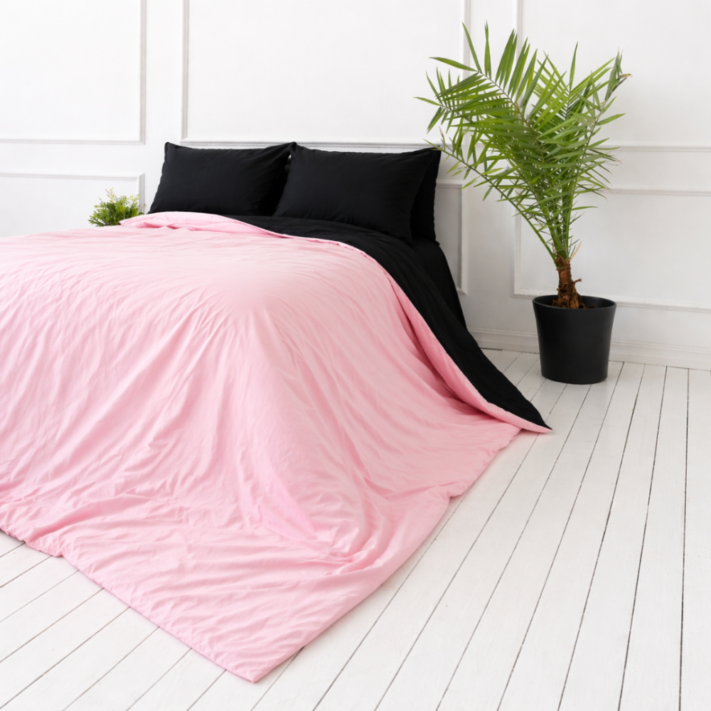 Pussilakanasetti „Pink Panther“. Vaaleanpunainen pussilakanasetti, 140x200 cm, 150x210 cm, 160x200 cm, 180x200 cm, 200x200 cm, 200x220 cm, 230x220 cm. Elegantti kaksipuolinen vuodevaatesetti mustana ja pastelliroosana.