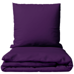 Pussilakanasetti „Plum“. Violetti pussilakanasetti, 140x200 cm, 150x210 cm, 160x200 cm, 180x200 cm, 200x200 cm, 200x220 cm, 240x220 cm. Yksivärinen pussilakanasetti täyteläisessä tummanvioletissa sävyssä.