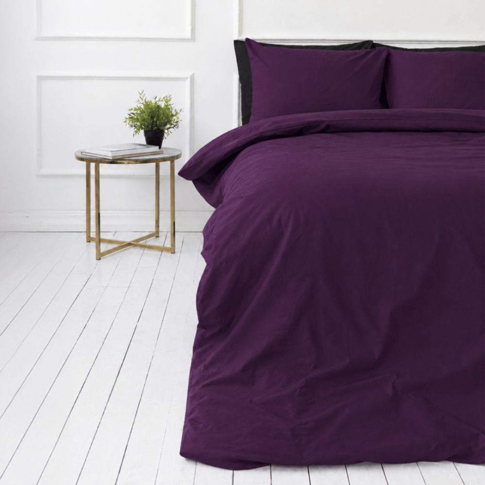 Pussilakanasetti „Plum“. Violetti pussilakanasetti, 140x200 cm, 150x210 cm, 160x200 cm, 180x200 cm, 200x200 cm, 200x220 cm, 240x220 cm. Syvän violetin sävyinen yksivärinen pussilakanasetti ilman kuvioita.