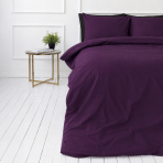 Pussilakanasetti „Plum“. Violetti pussilakanasetti, 140x200 cm, 150x210 cm, 160x200 cm, 180x200 cm, 200x200 cm, 200x220 cm, 240x220 cm. Syvän violetin sävyinen yksivärinen pussilakanasetti ilman kuvioita.