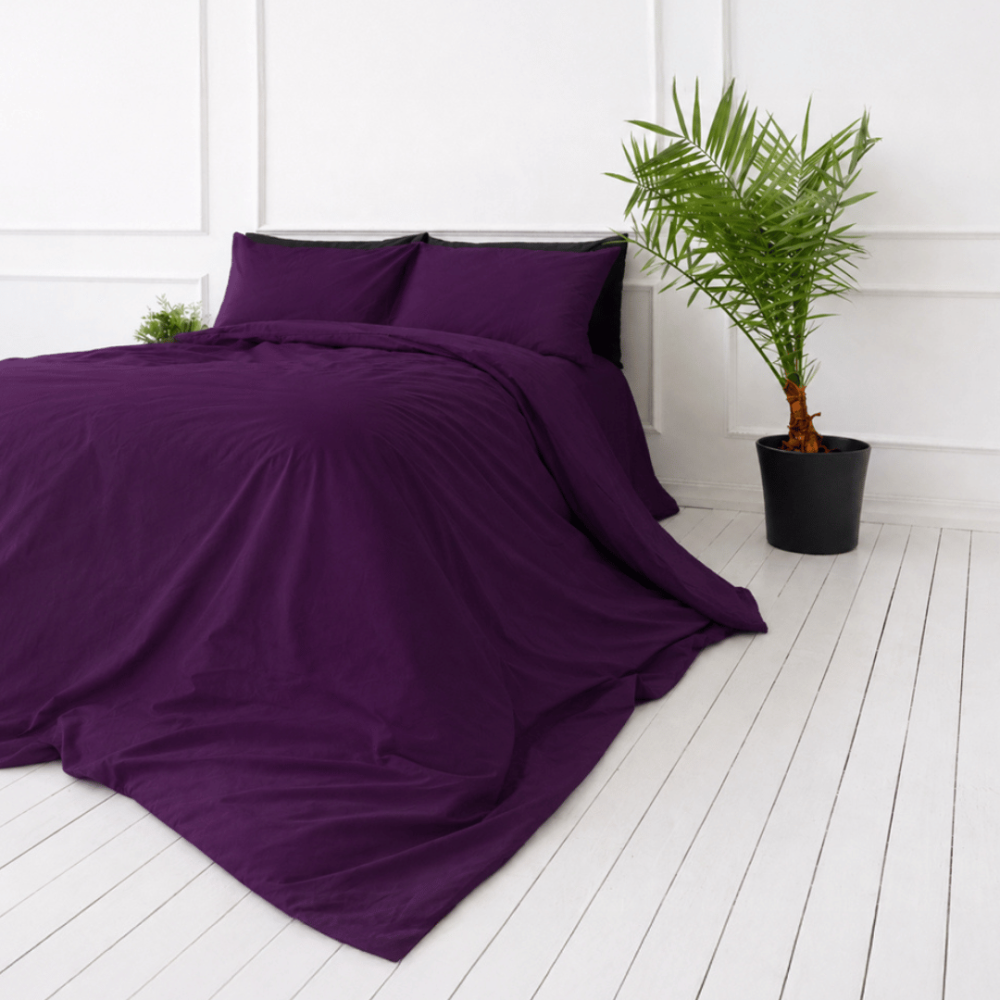 Pussilakanasetti „Plum“. Violetti pussilakanasetti, 140x200 cm, 150x210 cm, 160x200 cm, 180x200 cm, 200x200 cm, 200x220 cm, 240x220 cm. Tummanvioletti pussilakanasetti minimalistisella yksivärisellä designilla.