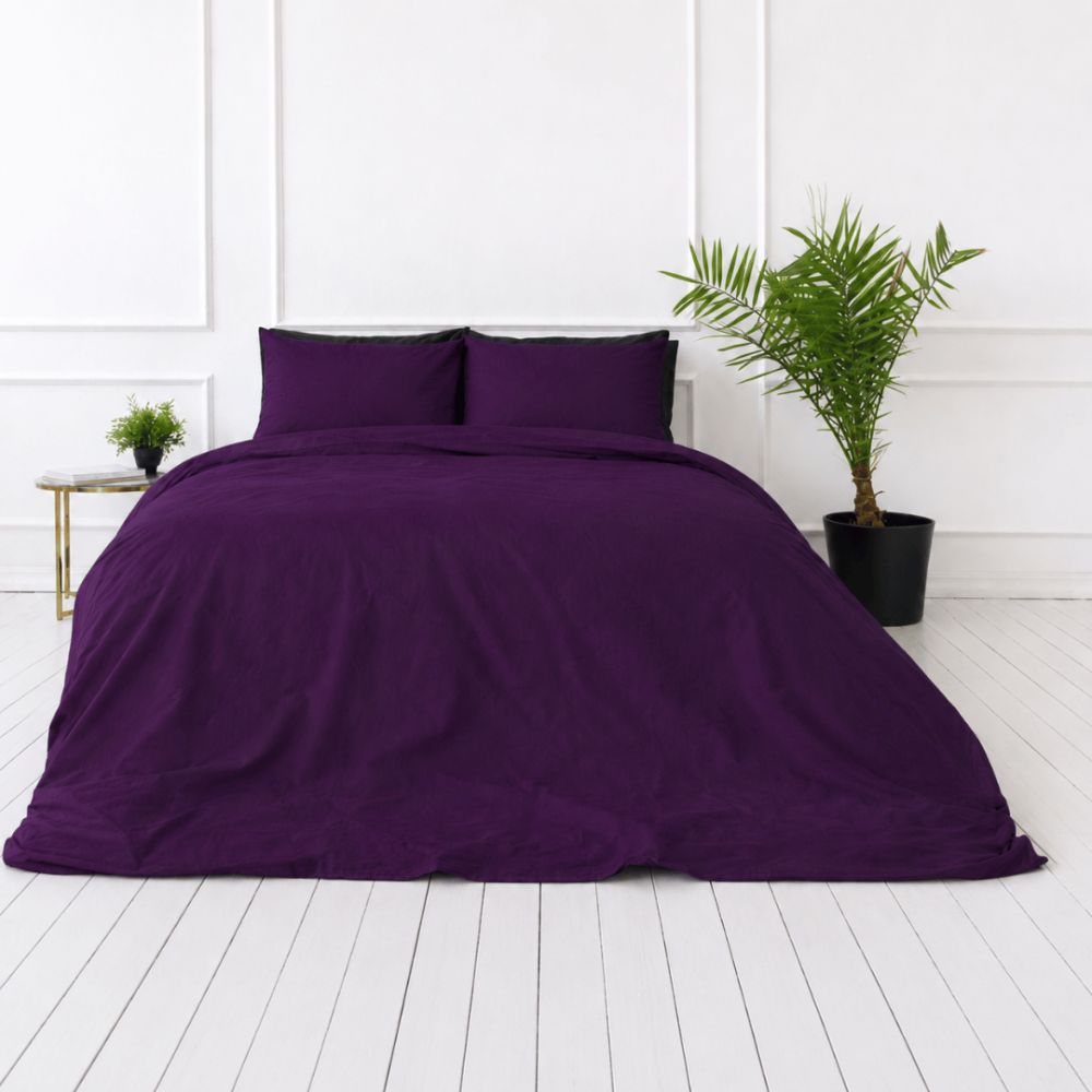 Pussilakanasetti „Plum“. Violetti pussilakanasetti, 140x200 cm, 150x210 cm, 160x200 cm, 180x200 cm, 200x200 cm, 200x220 cm, 240x220 cm. Täyteläisen luumunvärinen pussilakanasetti ilman ylimääräisiä kuvioita.
