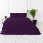 Pussilakanasetti „Plum“. Violetti pussilakanasetti, 140x200 cm, 150x210 cm, 160x200 cm, 180x200 cm, 200x200 cm, 200x220 cm, 240x220 cm. Täyteläisen luumunvärinen pussilakanasetti ilman ylimääräisiä kuvioita.