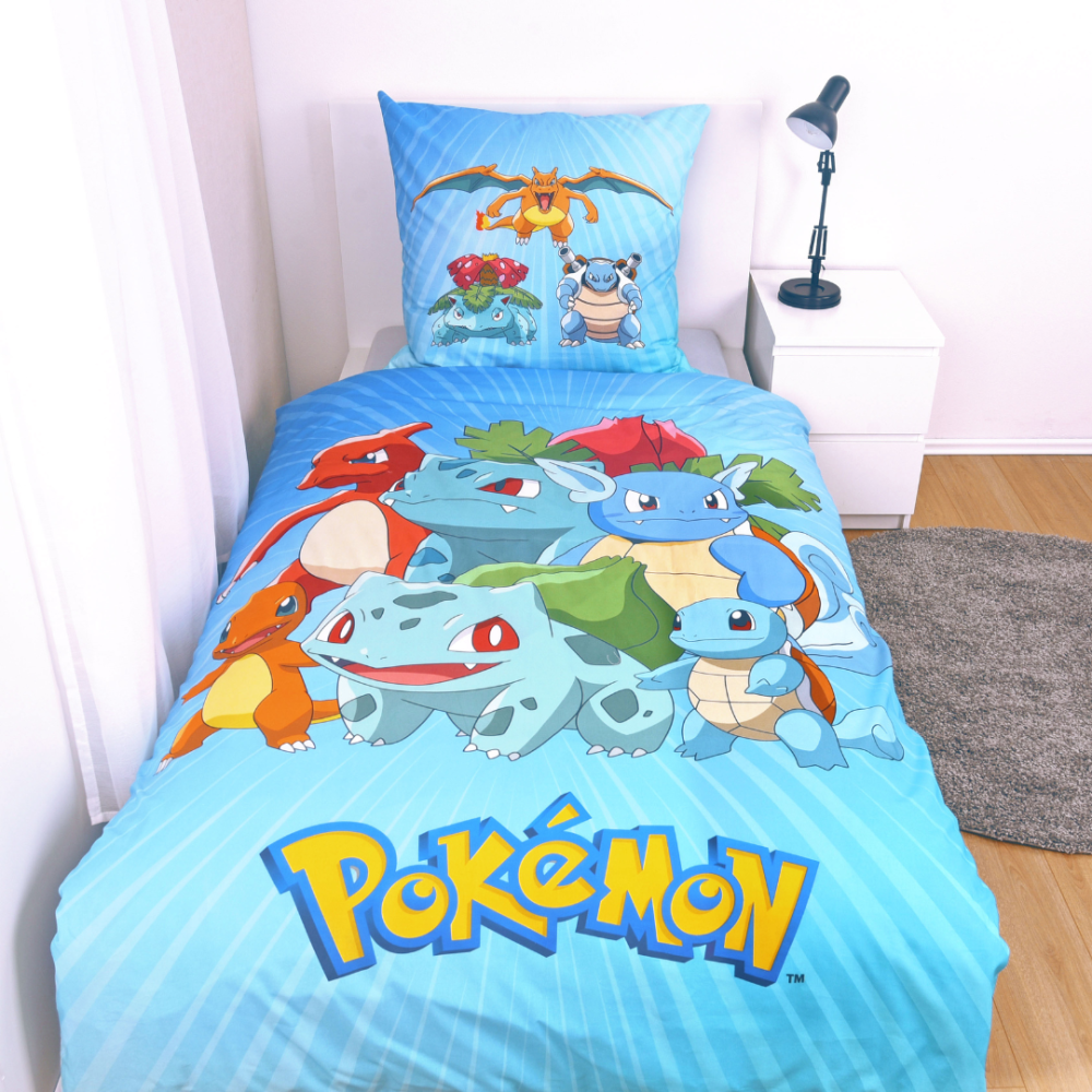 Pussilakanasetti „Pokemon“. Lasten pussilakanasetti, 135x200 cm. Sinisävyinen pussilakanasetti suurilla ja värikkäillä pokémon-hahmojen kuvilla.