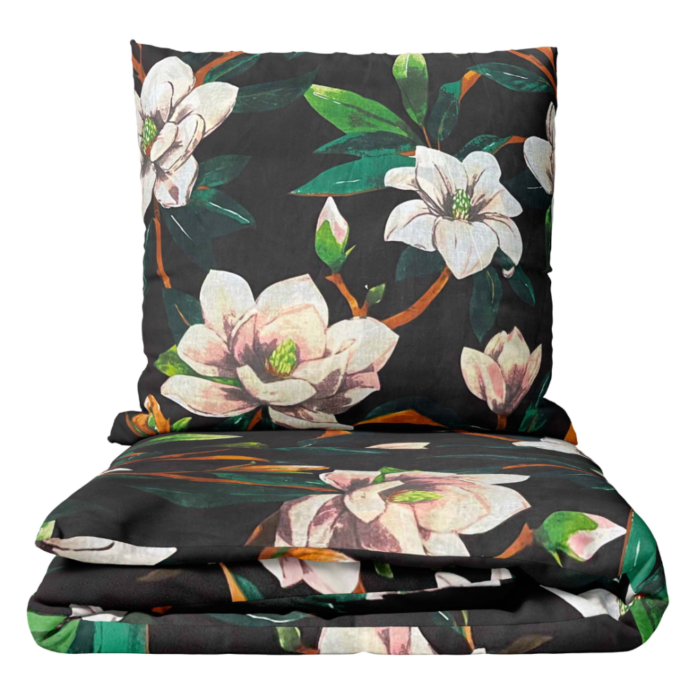 Pussilakanasetti „Soft Magnolia“. Puuvilla pussilakanasetti, 140x200 cm, 200x200 cm, 200x220 cm, 220x240 cm. Vuodevaatesetti magnolioilla mustalla taustalla.